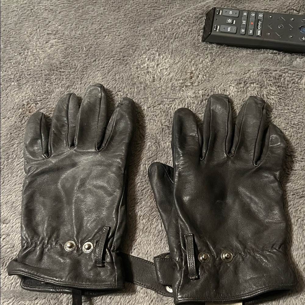 Timberland dark gray genuine leather lined gloves. Butter soft